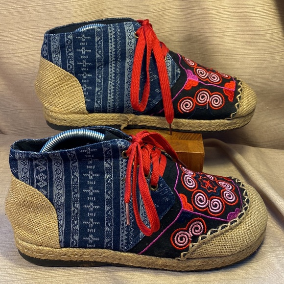 Handmade brocade/embroidered slipon burlap booties - Picture 7 of 16